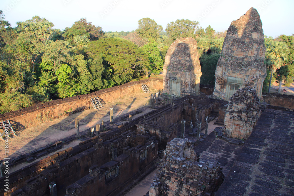 Obraz premium ruined buddhist and hindu khmer temple (pre rup) in angkor in siem reap in cambodia 