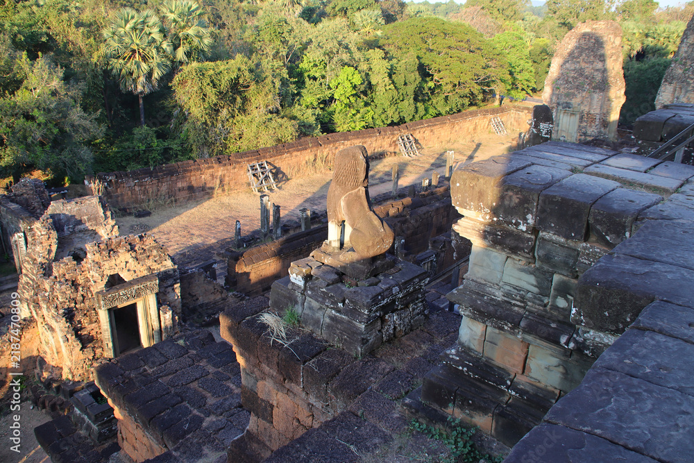 Obraz premium ruined buddhist and hindu khmer temple (pre rup) in angkor in siem reap in cambodia 