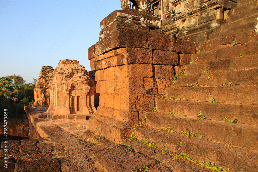 Obraz premium ruined buddhist and hindu khmer temple (pre rup) in angkor in siem reap in cambodia 