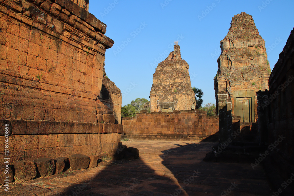 Obraz premium ruined buddhist and hindu khmer temple (pre rup) in angkor in siem reap in cambodia 