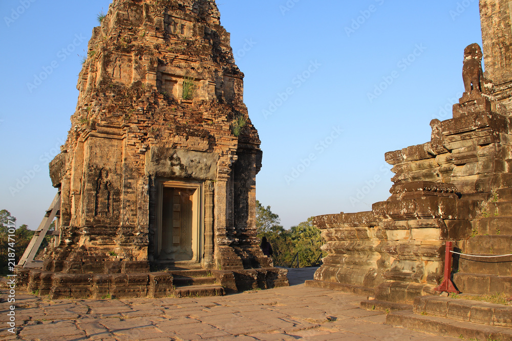Obraz premium ruined buddhist and hindu khmer temple (pre rup) in angkor in siem reap in cambodia 