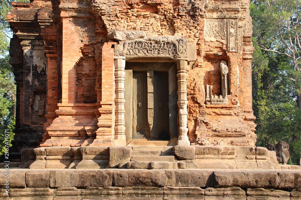 Obraz premium ruined buddhist and hindu khmer temple (preah ko) in angkor in siem reap in cambodia 