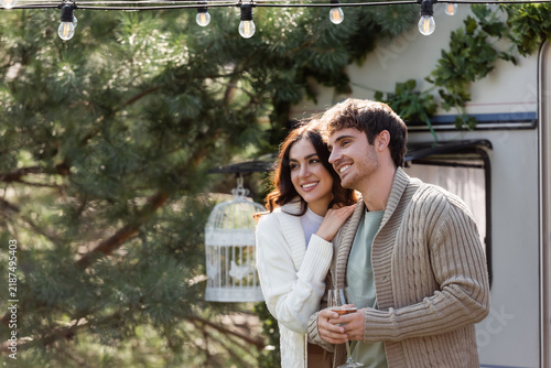Fotografía Happy young couple enjoying love and relaxation during a cozy autumn road trip
