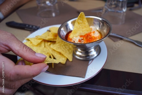 Obraz na plátne Hummus dip served with crispy tortilla chips in a restaurant