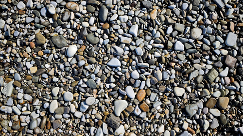Fotografía A close-up view of a variety of smooth pebbles and stones in different colors and sizes