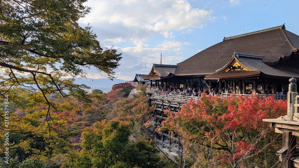 Obraz premium Vista panorámica del templo Kiyomizu-dera y su terraza de madera en Kioto, Japón, con follaje otoñal