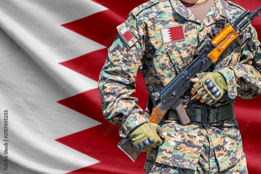 Obraz premium Bahrain flag with soldier holding assault rifle