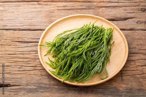 Fotografía young leaves,Leucaena leucocepphala,Thai local vegetables,food High in phosphorus on wooden plate