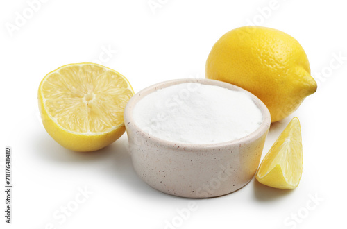 Fotografía Baking soda in bowl and lemons isolated on white