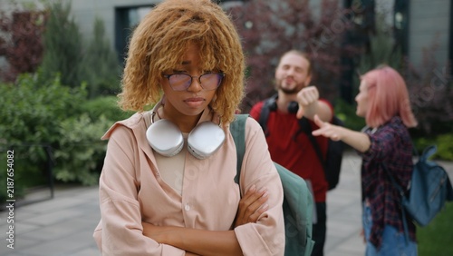Foto Group of students mocking humiliate bullying African American girl at college un