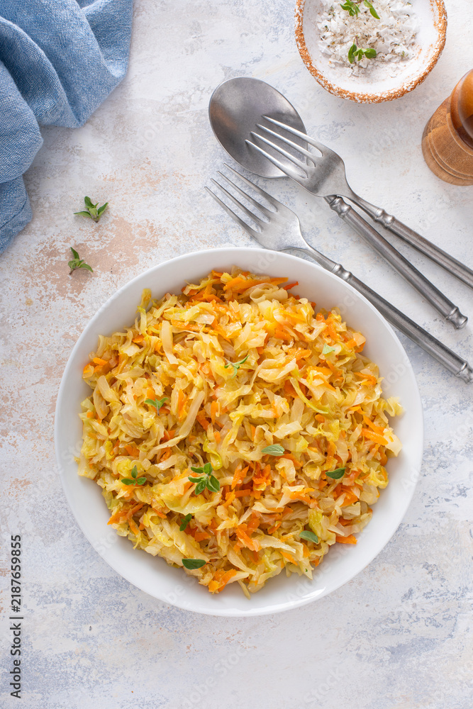 Obraz premium Sauteed cabbage with onion and carrots, healthy side dish idea