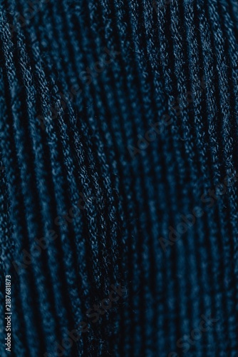 Foto Dark blue corduroy fabric texture with vertical ribs a detailed close up for bac