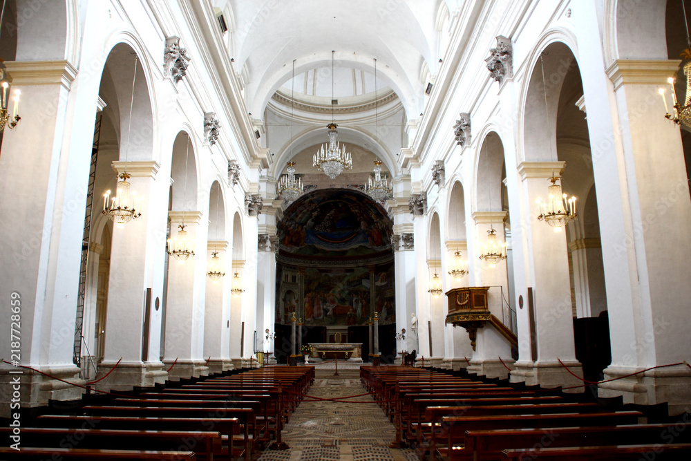 Obraz premium SPOLETO, ITALY - FEBRUARY 7, 2017: Central nave inside the Spoleto Cathedral. Central walkway leading toward the main altar, apse with 15th-century paintings by the Renaissance artist Filippo Lippi