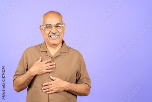 Canvastavla Senior man smiling broadly expressing sincere gratitude