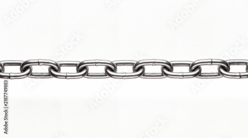 Foto Close up of heavy steel chain links on white background