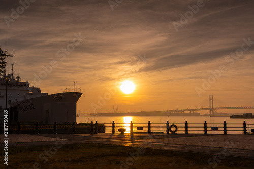 Plakat 横浜港の朝焼けと停泊