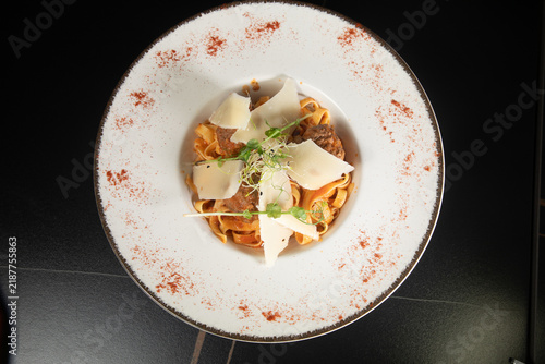 Konstfotografi Dîner de plats de brasserie dans un restaurant français