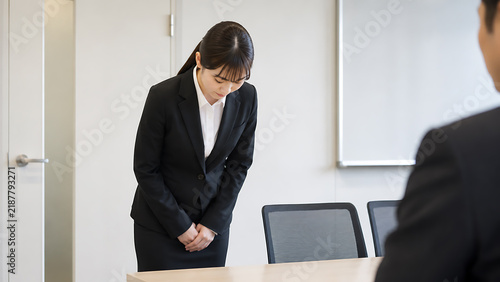Fototapeta 男性の前で礼儀正しくお辞儀をするビジネスウーマンのシーン素材