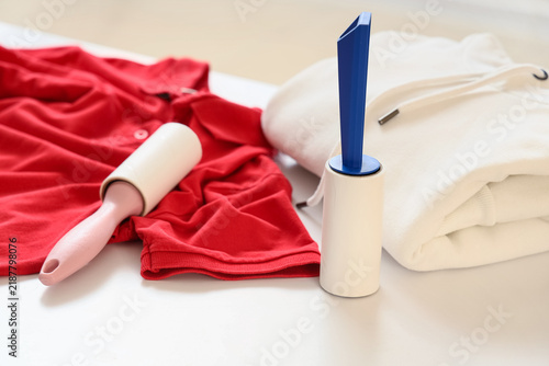 Fotografía Clothing maintenance and garment care, lint rollers with red polo shirt and whit