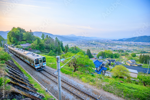 Plakat w ramie 初夏の姨捨駅から見た景色とE127系 長野県千曲市