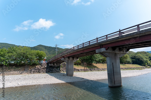 Naklejka 青空と五十鈴川に架かる宇治橋