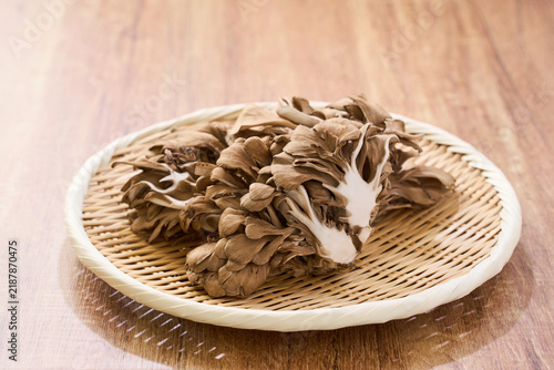 Фотография 生の舞茸 竹ざるに盛ったきのこ食材