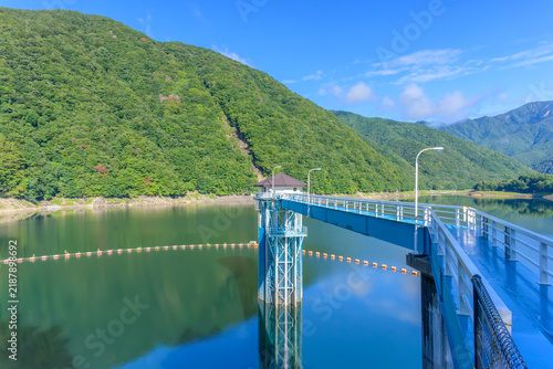 Obraz na płótnie 広瀬ダムの広瀬湖と取水塔の風景（山梨県山梨市）