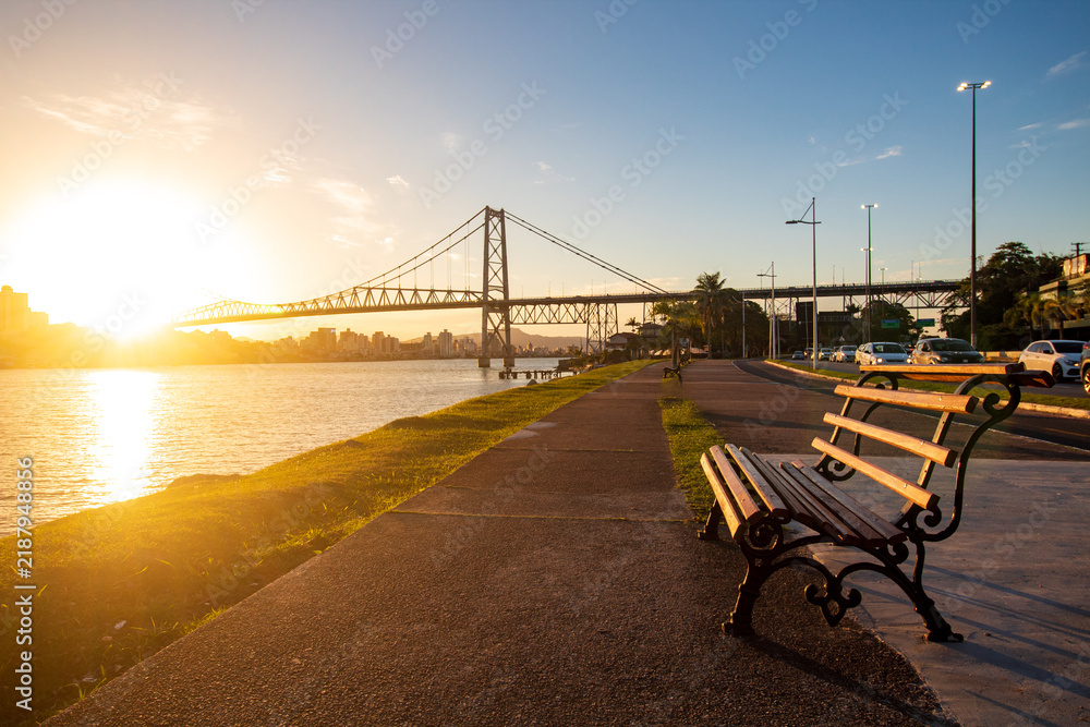 Obraz premium Banco e pôr-do-sol ao fundo a ponte de Florianópolis Santa Catarina Brasil Florianopolis