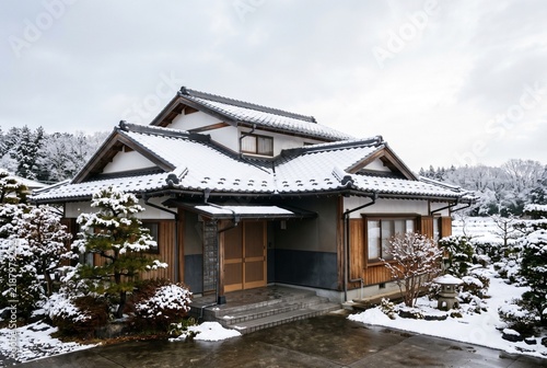 Naklejka 雪止め金具と凍結対策を施した雪国の住宅屋根