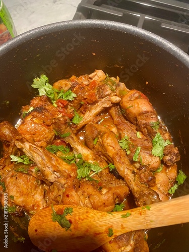 Foto Homemade Chicken Karahi Curry Cooking in Rustic Dark Pot