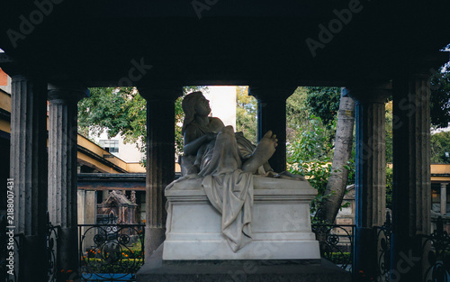 Fotografie White marble reclining grief sculpture at Benito Juarez mausoleum in San Fernand