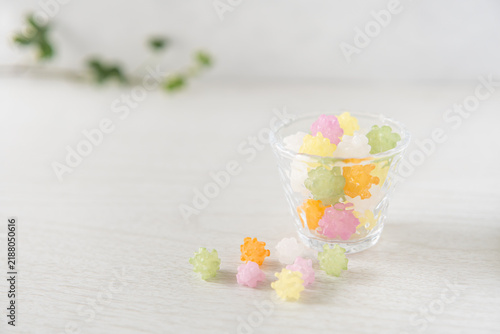 Konstfotografi 柔らかい自然光がガラス器とこぼれた砂糖菓子を包む、白を基調とした爽やかな和モダン写真