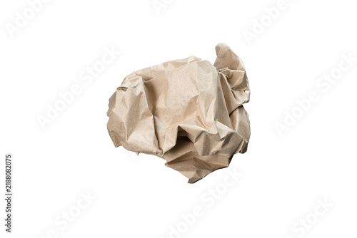 Foto Close-up of a crumpled brown kraft paper ball isolated on a transparent backgrou
