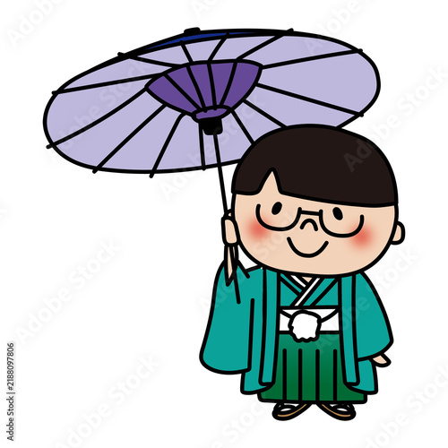 七五三で和傘をさしている眼鏡を掛けたサラサラヘアの子供（男の子）