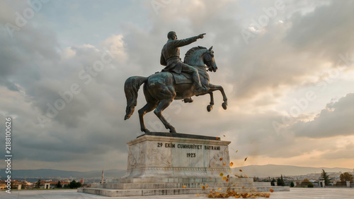 Plakat Equestrian statue pointing towards distance
