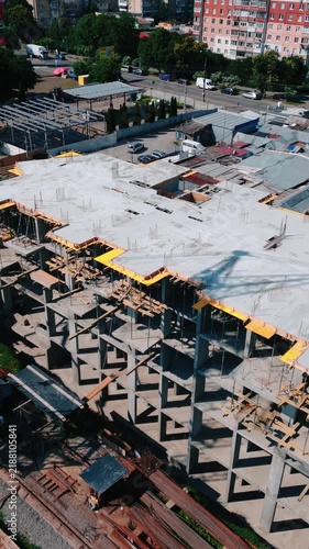 Top-down aerial view of a residential building under construction, highlighting concrete floors, structural work and the progress of a new housing development.

