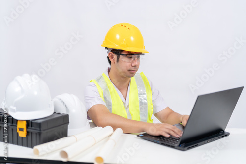 Fotografie A male engineer at a desk illustrates how a company in the construction industry can connect technical expertise with digital tools to support timely planning and careful project management