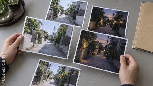 Plakat 昼と夕方の住宅街を写した複数の写真を見比べる人の手元