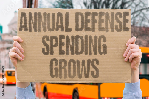 Konstfotografi "Annual defense spending grows" Increasing budgets for military operations