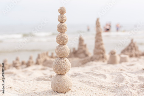 Принти на полотні Sandkugeln bauen. Turm aus Sandkugeln. Aktivität am Sandstrand.