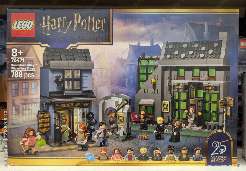 Obraz premium Caja de construcción de Lego Harry Potter, Knockturn Alley Wizarding Shops, con varios muñecos, en una tienda Carrefour, Madrid, España, 20 de junio de 2026