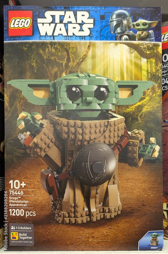 Fototapeta premium Caja de construcción de Lego Star Wars, de Grogu Baby Yoda, aprendiz de The Mandalorian, en una tienda Carrefour, Madrid, España, 20 de junio de 2026