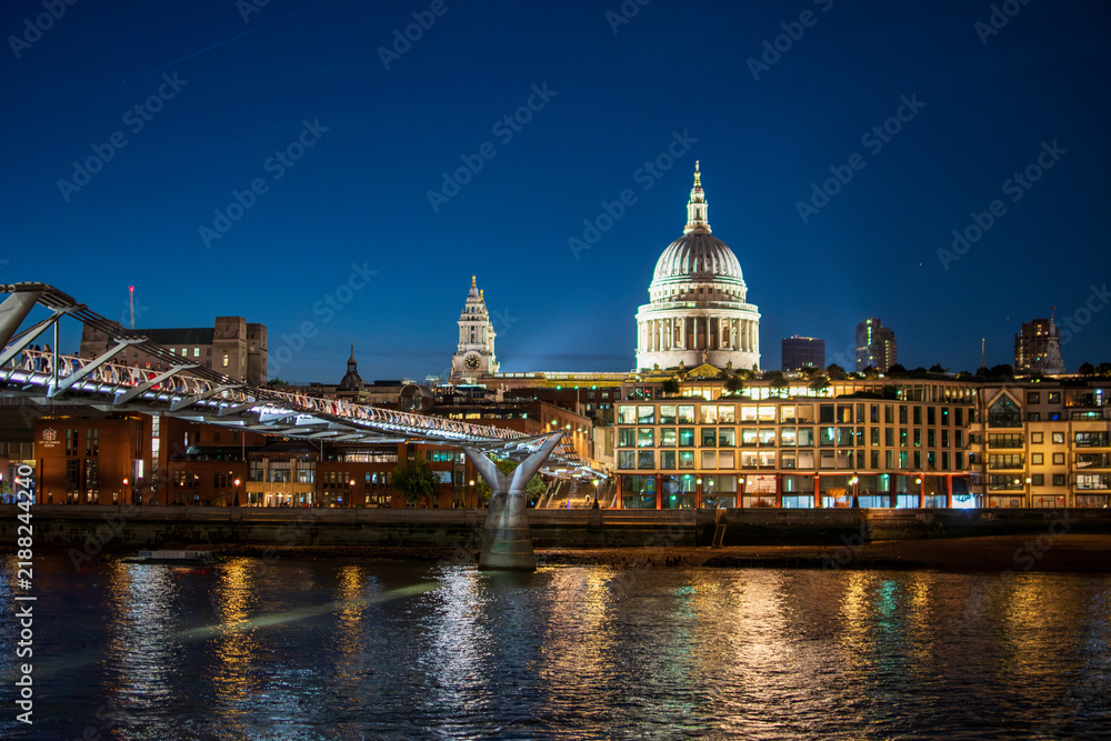 Fototapeta premium Millennium Bridge and St Paul’s Cathedral at Night, London