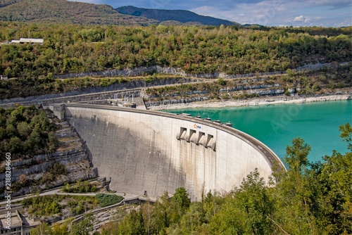 Barrage de Vouglans. Barrage et lac de Vouglans dans le Jura, France