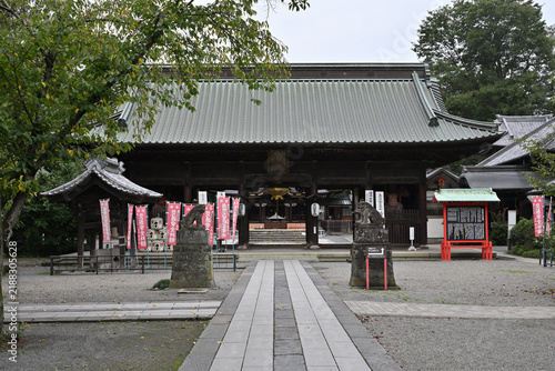 Obraz na płótnie 横長構図で捉えた妻沼聖天山歓喜院の参道と建造物 埼玉県・国宝・神社仏閣・観光のグラフィック素材