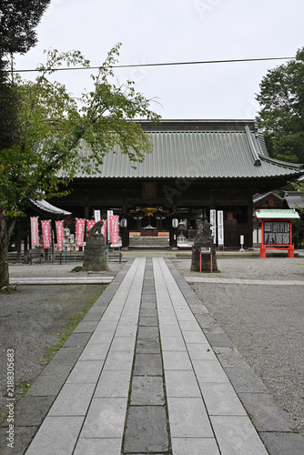 Obraz na płótnie 縦長構図で捉えた妻沼聖天山歓喜院の参道と建造物 埼玉県・国宝・神社仏閣・参拝のグラフィック素材