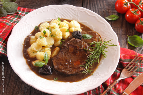 Foto Pasticada with gnocchi, beef stew in a sauce. Croatian cuisine