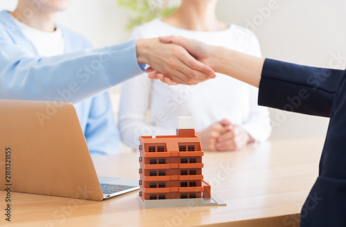 Obraz na płótnie 家の購入を考える夫婦と不動産営業マン