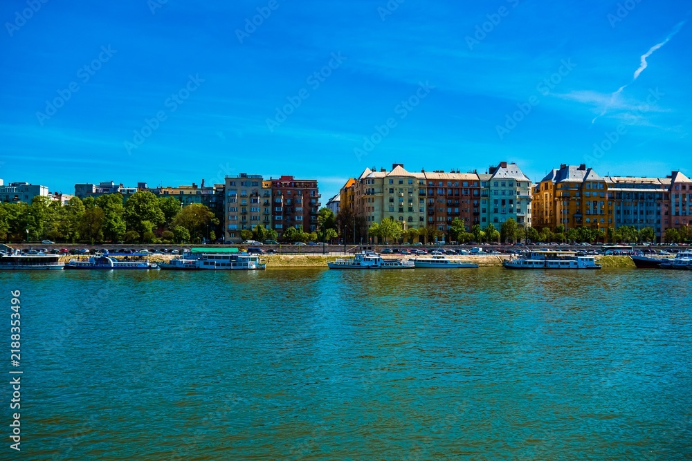 Obraz premium Colorful buildings along a river with boats