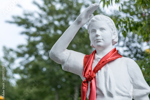 Cuadro en lienzo White statue of a young pioneer saluting with a red neckerchief